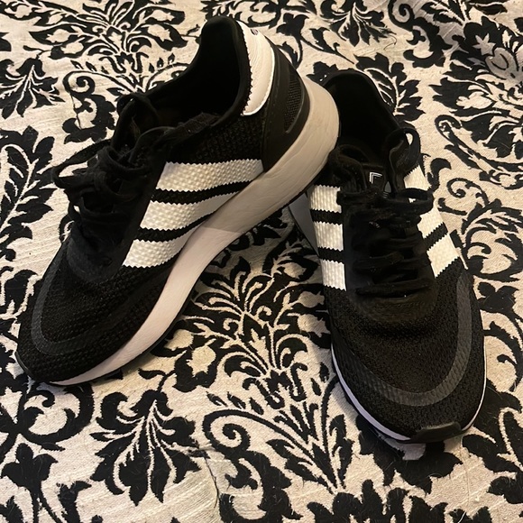 These are fairly worn adidas sneakers - Picture 2 of 6